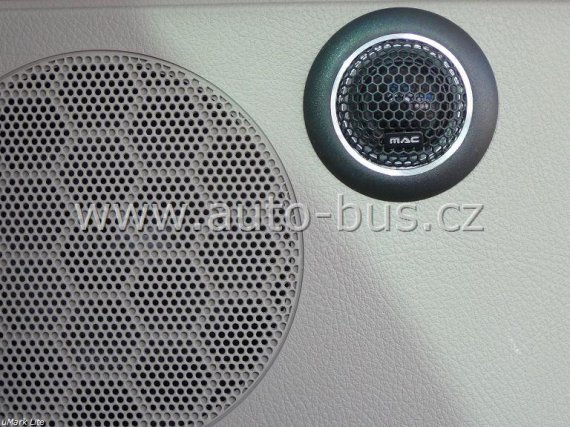 Instalace 19"elektrického monitoru, 2DIN autorádia, GPS navigace, DVB T TV tuneru, ozvučení, napájení 220V