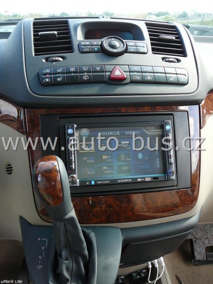 Instalace 19"elektrického monitoru, 2DIN autorádia, GPS navigace, DVB T TV tuneru, ozvučení, napájení 220V